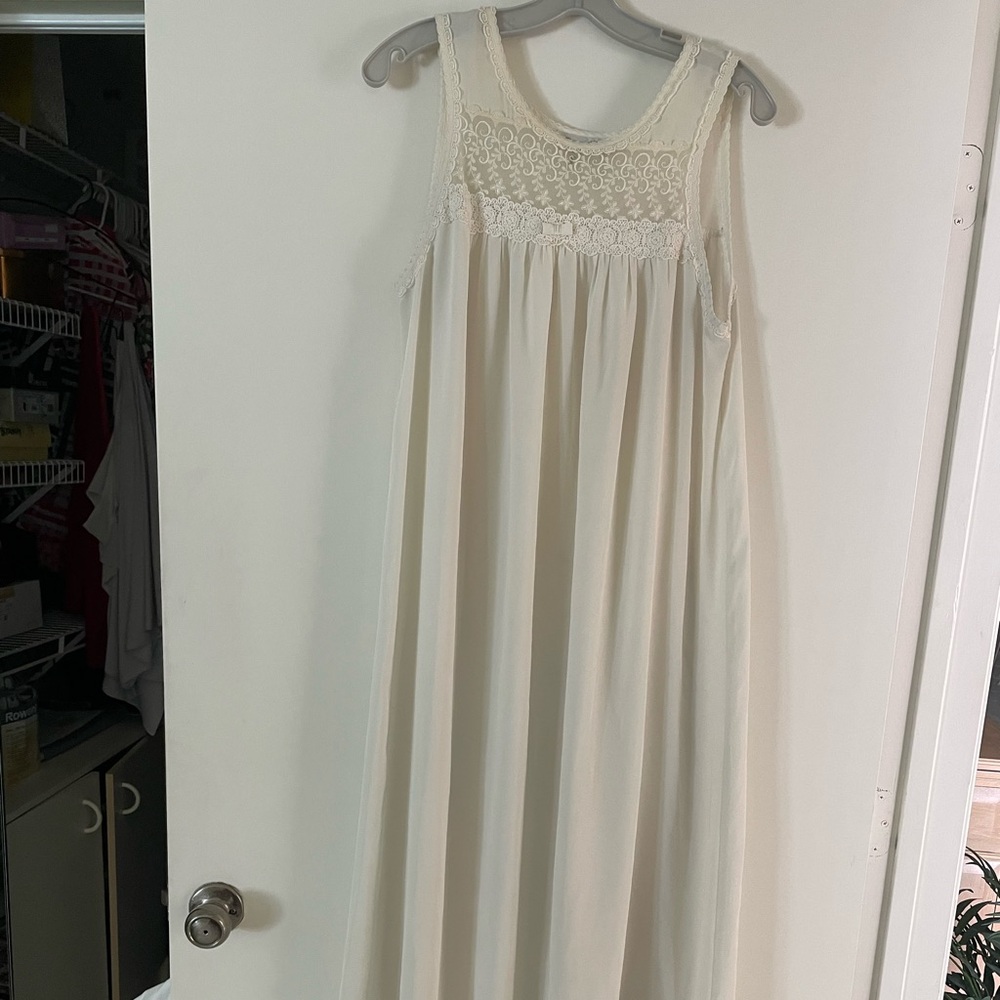 Designer vintage luxury full length night gown.Oscar de la Renta pristine
